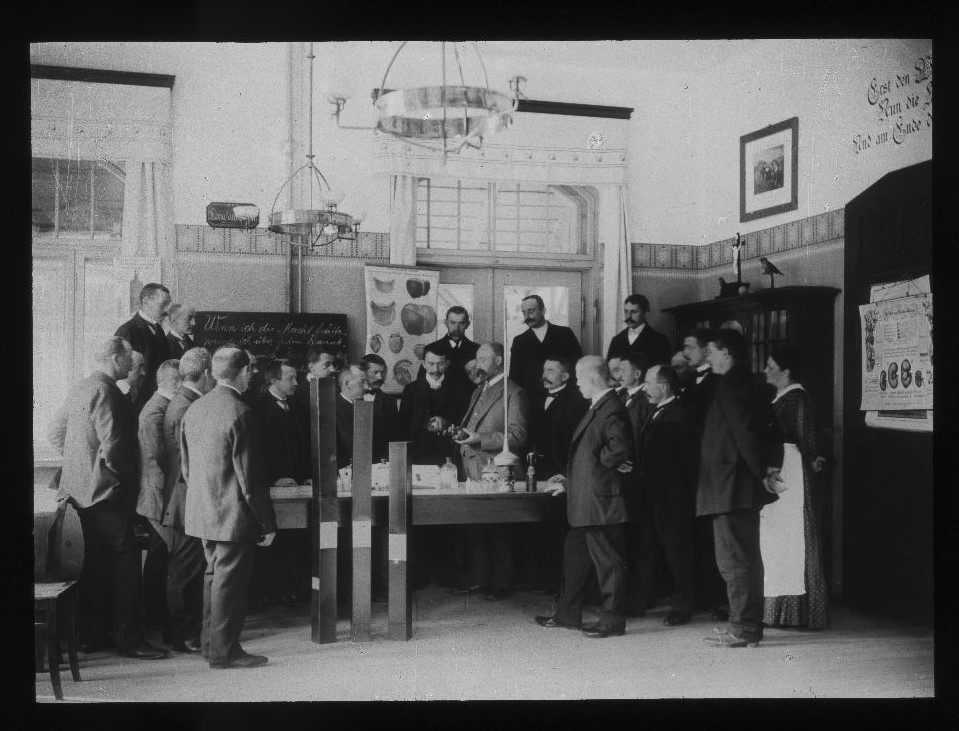 Bilder aus der Trinkerheilstätte Seefrieden bei Moritzburg in Sachsen: Belehrung über die Alkoholfrage