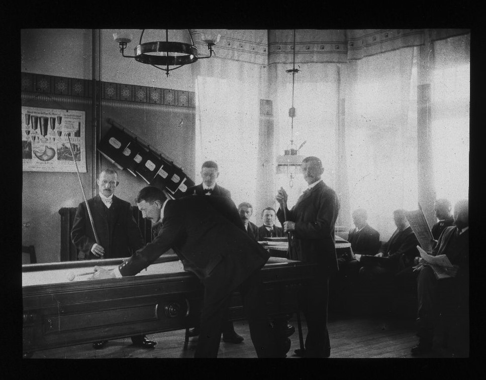 Bilder aus der Trinkerheilstätte Seefrieden bei Moritzburg in Sachsen: Lesen, Musizieren, Billardspielen.