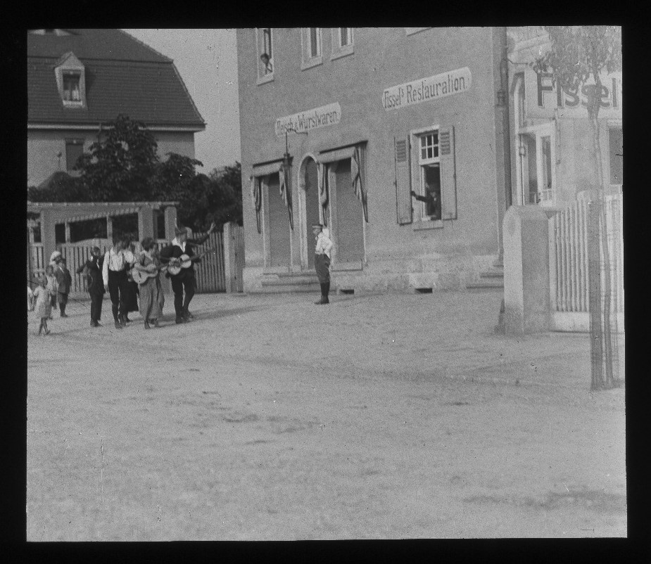 Am Wirtshaus vorbei.